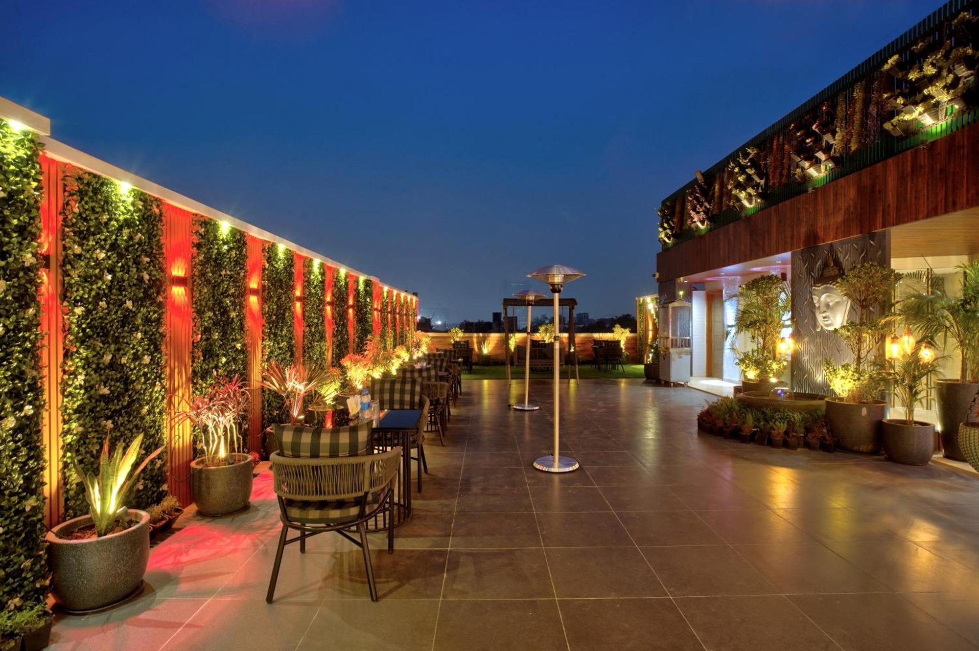 Newly Built Gold The Royal With Rooftop Restaurant - 2Mins Walk From New Delhi Rail Station & 5Mins From Connaught Place Exterior foto